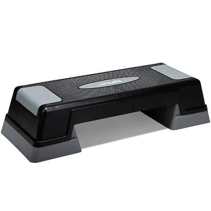 Virtufit Fitness Step er et robust svart og grått step-up-brett med teksturert overside.