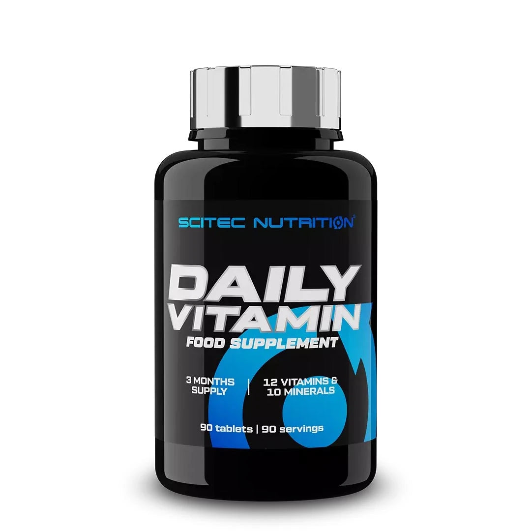 Scitec Nutrition Daily Vita-min 90 caps multivitamin i en svart boks med blå og hvite detaljer og sølvfarget lokk.