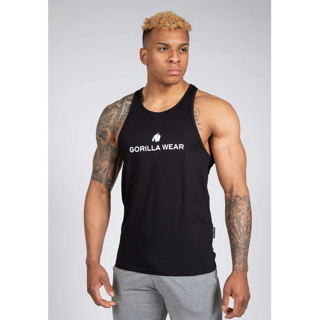 Gorilla Wear Carter Stretch Tank Top Black, en svart stretchsinglet i bomull med hvit logo som bæres av en mann., bilde 6 av 8