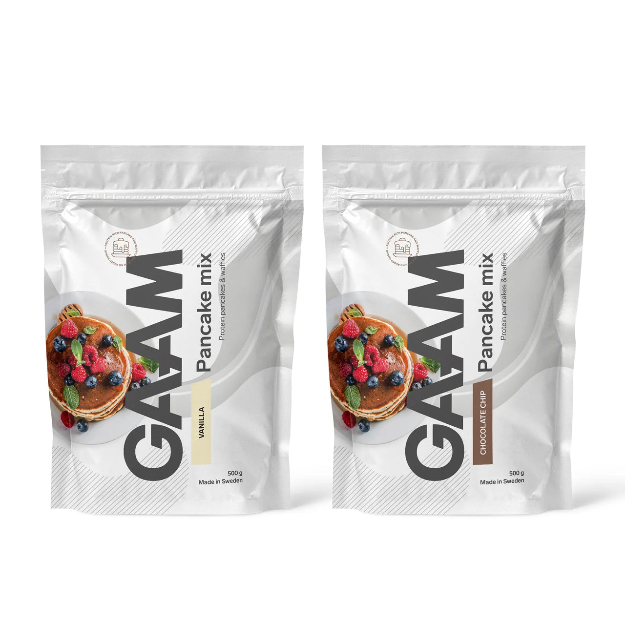 2 x GAAM Pancake Mix 500 g i to hvite poser med bilder av pannekaker for smakene Vanilla og Chocolate Chip.