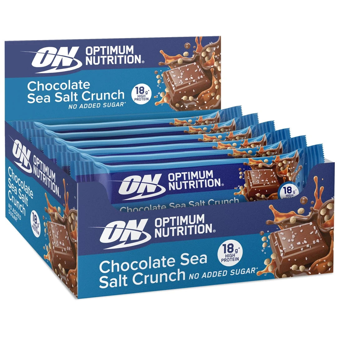 12 x Optimum Nutrition Chocolate Protein Bar 55 g Sea Salt Crunch i en blå displayeske med sjokolade- og karamelldetaljer.