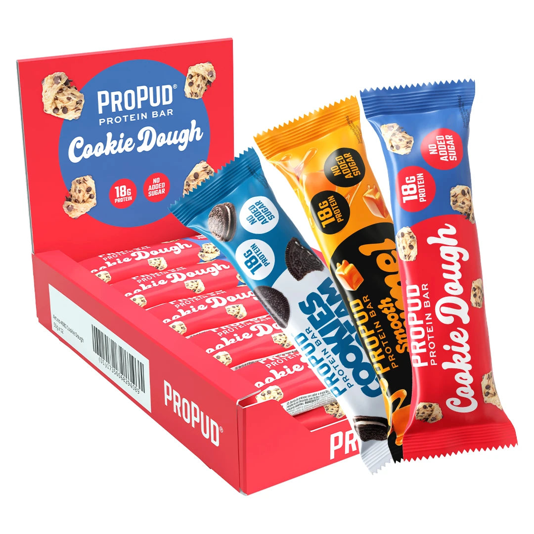 12 x NJIE ProPud Proteinbar 55 g Mixeske med en rød boks Cookie Dough og flere fargerike proteinbarer i ulike smaker.