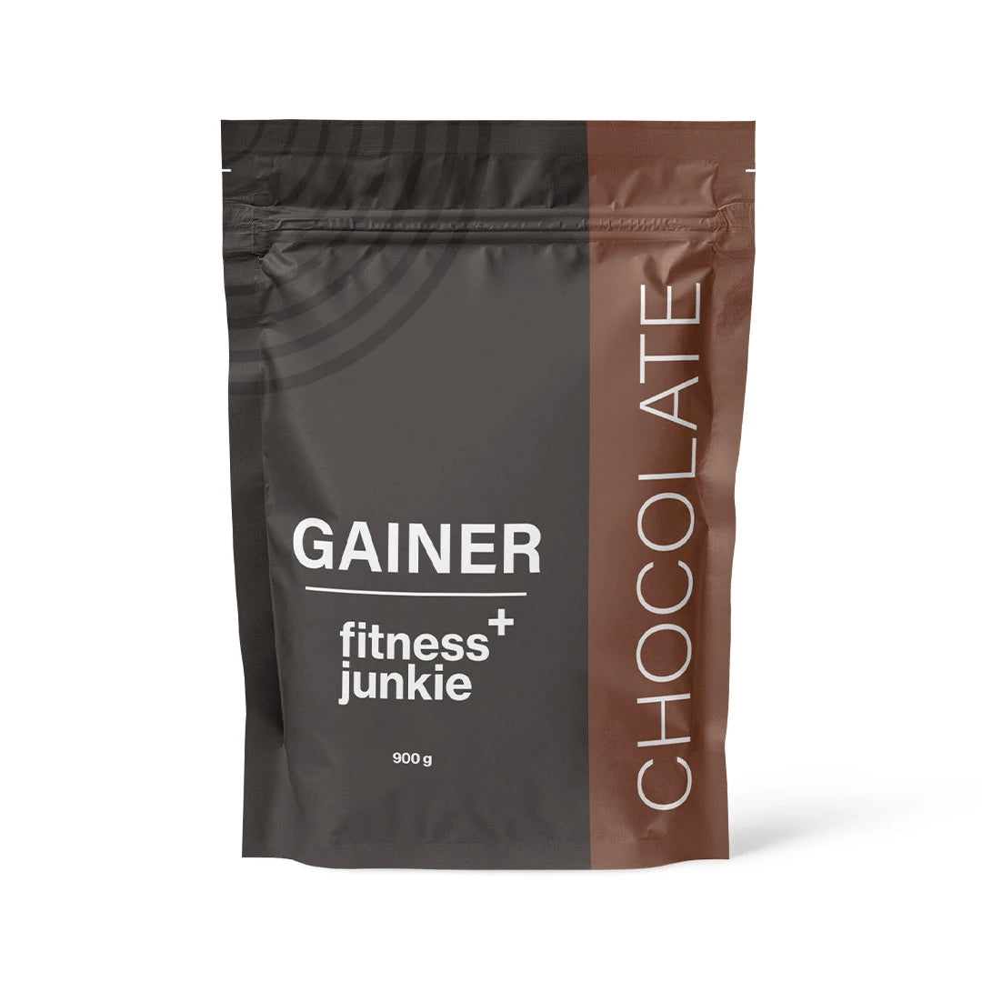 fitnessjunkie Gainer 900 g pulver i en mørkegrå og brun pose i smaken Chocolate.