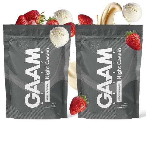 2 x GAAM Active Night Casein 750 g i to mørkegrå poser omgitt av ferske jordbær og vaniljeis.