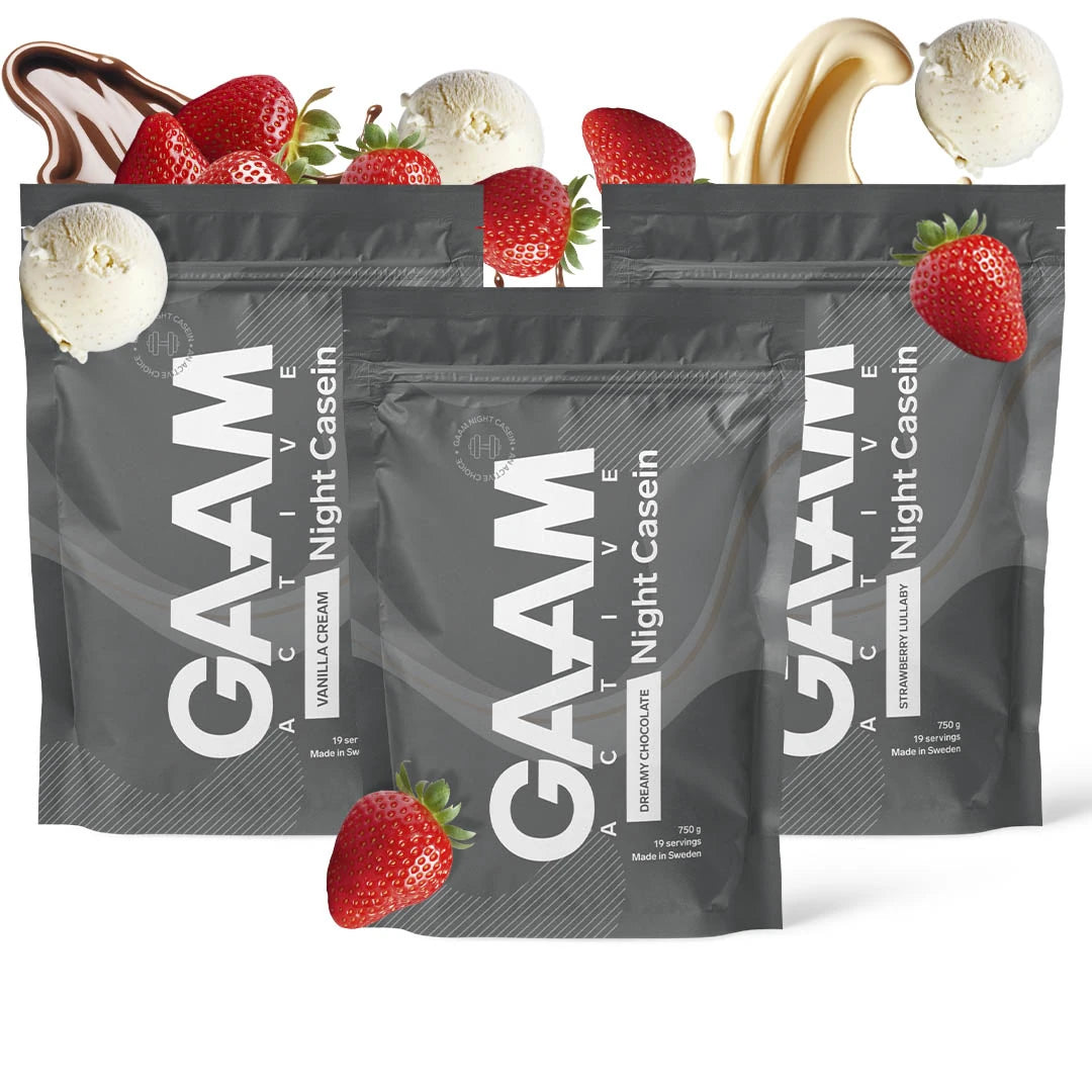3 x GAAM Active Night Casein 750 g i tre mørkegrå poser omgitt av ferske jordbær, sjokolade og vanilje.