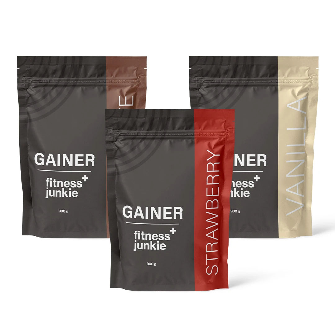3 x fitnessjunkie Gainer 900 g svarte poser med brune, røde og beige detaljer for smakene Sjokolade, Jordbær og Vanilje.