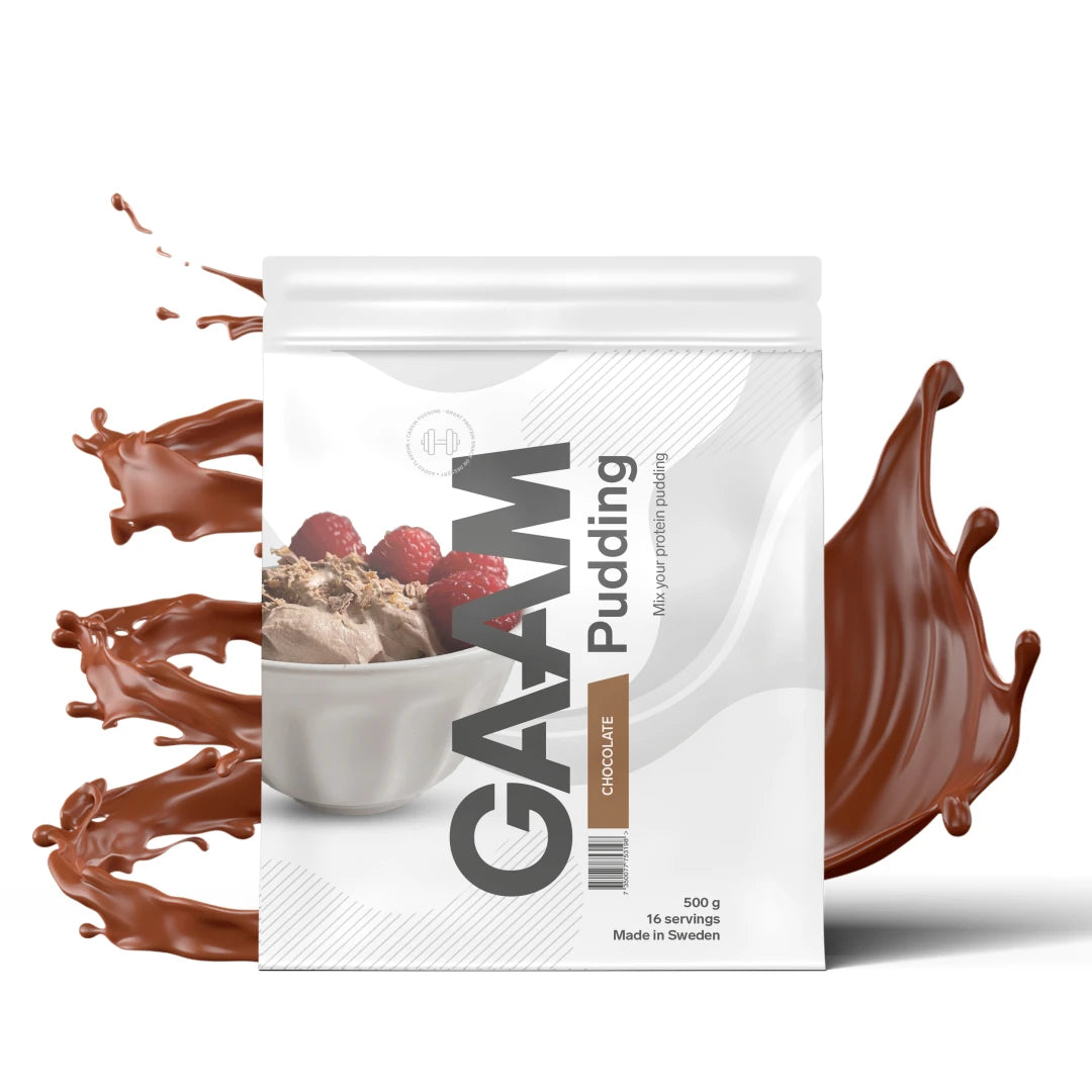 GAAM Pudding 500 g proteinpudding i pulverform i en hvit pose for smaken Chocolate, omgitt av sjokoladesprut.