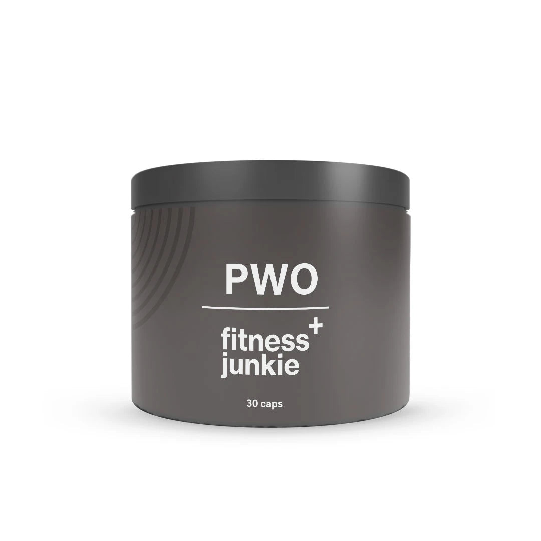 fitnessjunkie PWO 30 caps i en mørkegrå boks med hvit tekst og stilrent design for økt energi og prestasjon.