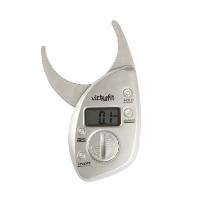 Sølvfarget Virtufit Digital Fat Caliper med tydelig display for måling av kroppsfett.