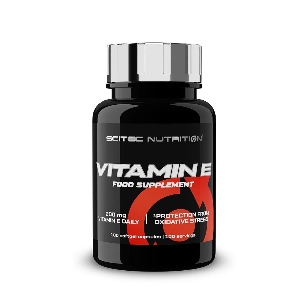 Scitec Nutrition Vitamin E 100 caps i en svart boks med sølvfarget lokk og etikett med hvite og røde detaljer.