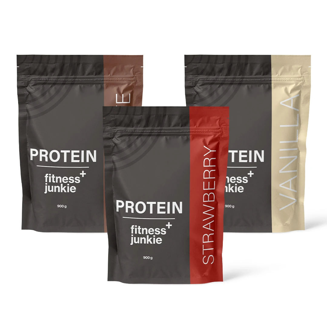 3 x fitnessjunkie Protein 900 g Myseprotein i tre svarte poser med brune, røde og beige detaljer for ulike smaker.