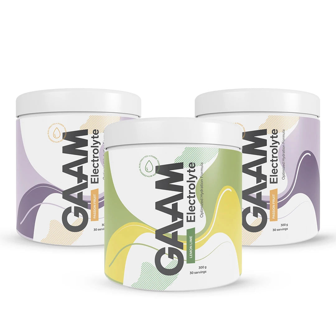 3 x GAAM Electrolyte 300 g i tre hvite bokser med fargerike detaljer for smakene Passion Fruit og Lemon Lime.