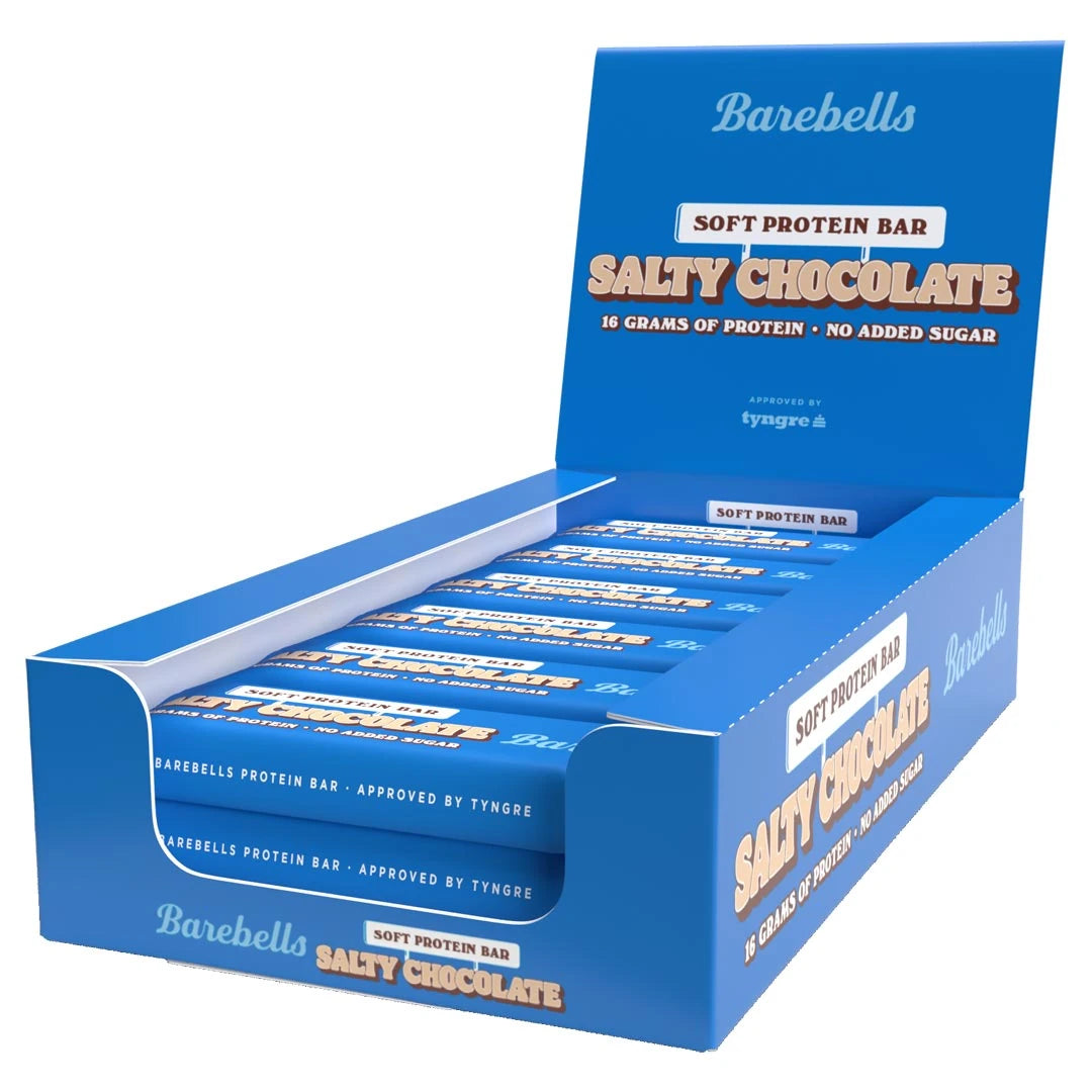 12 x Barebells Soft Protein Bar 55 g Salty Chocolate i en blå displayeske med hvite og brune detaljer.