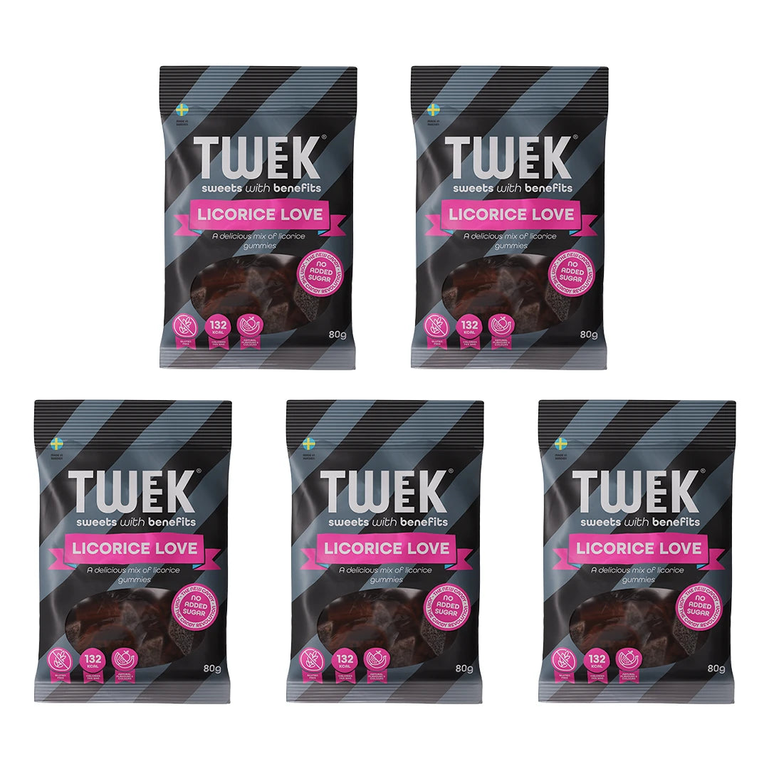 5 x Tweek Sweets 80 g Licorice Love godteri i svarte poser med rosa detaljer mot en hvit bakgrunn.