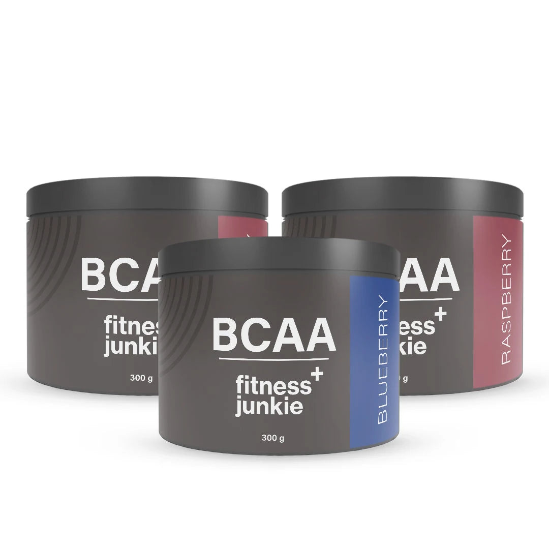 3 x fitnessjunkie BCAA 300 g i tre svarte bokser med fargede etiketter for Blueberry og Raspberry.