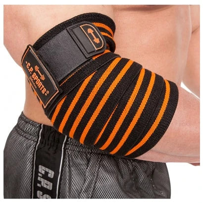 C.P. Sports Elbow Wraps Pro elastiske albuebind i svart og oransje, surret rundt en arm for støtte under trening.