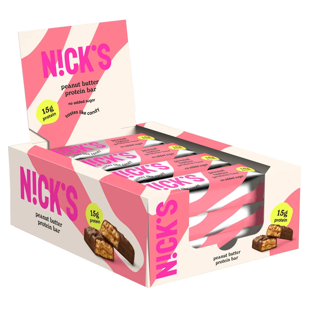 12 x NICKS Soft bar 50 g Peanut Butter i en rosa og hvit kartong med matchende forpakninger inni.
