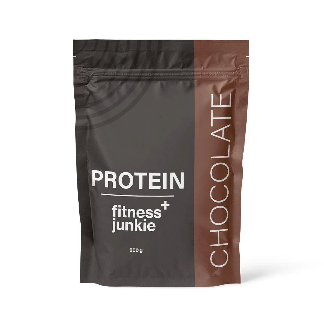 fitnessjunkie Protein 900 g proteinpulver i en mørkegrå og brun pose for smaken Chocolate., bilde 2 av 3