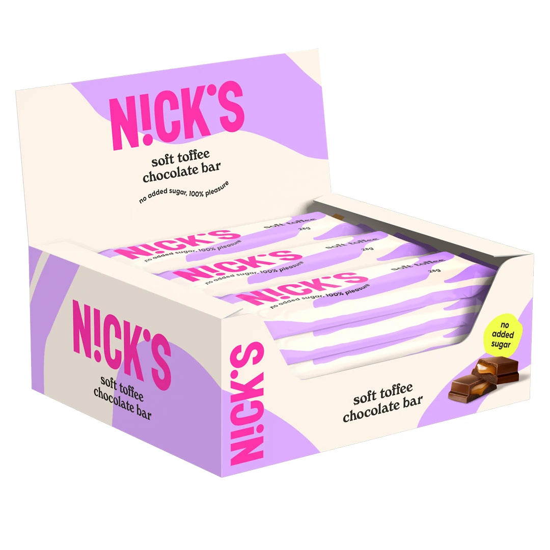 15 x Nicks Soft Toffee 28 g sjokoladebarer i en lys lilla og beige displayeske med rosa detaljer.