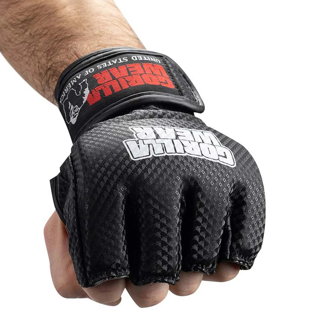 Gorilla Wear Berea MMA Gloves (without thumb) Black & White i svart karbonfiberdesign på en knyttneve.