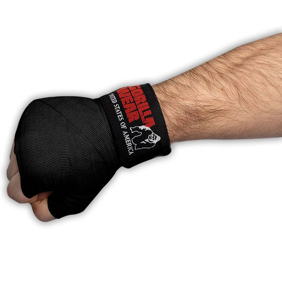 Gorilla Wear Boxing Hand Wraps Black viklet rundt en knyttneve, laget i svart bomullsstretch med rød logo.
