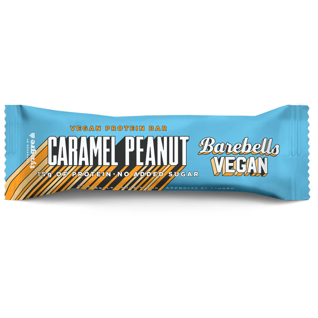 Barebells Vegan Protein Bar 55 g i en lyseblå forpakning med oransje detaljer for smaken Caramel Peanut.