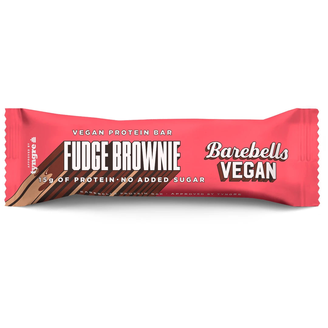 Barebells Vegan Protein Bar 55 g i en rosa forpakning med brune detaljer for smaken Fudge Brownie.