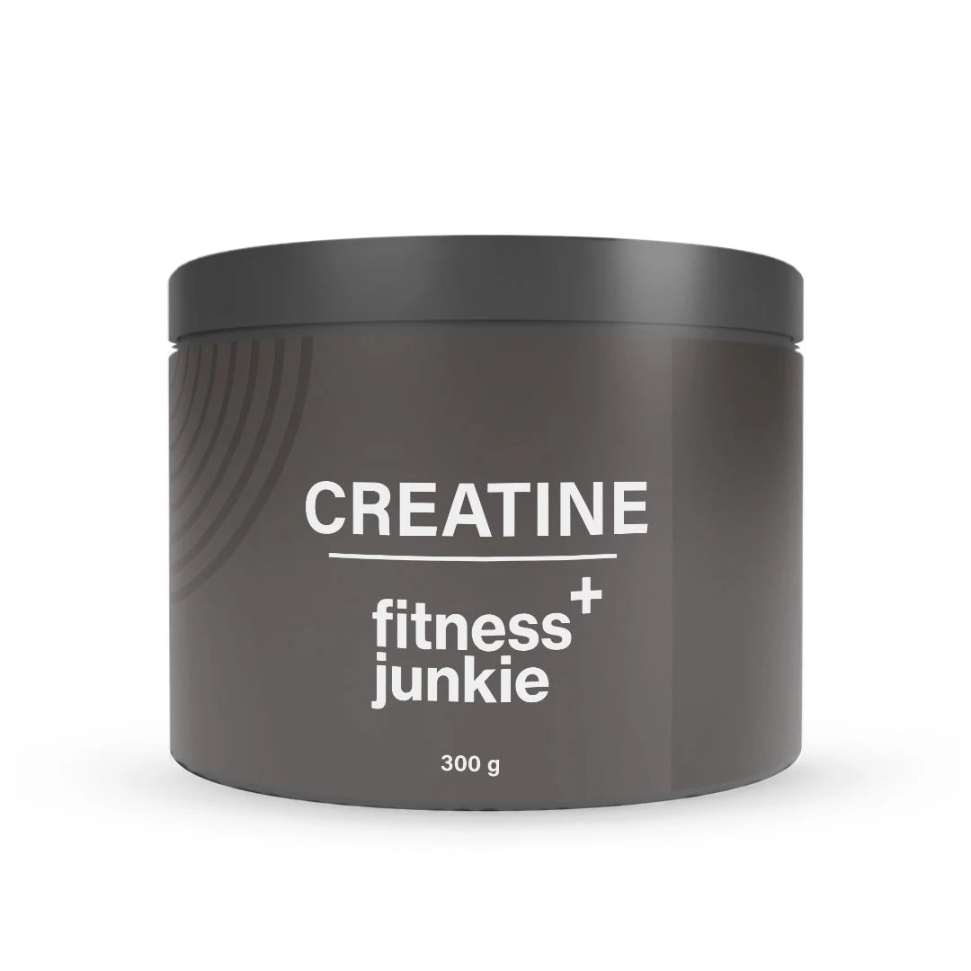 fitnessjunkie Creatine 300 g kreatinpulver pakket i en mørkegrå boks med svart lokk og hvit tekst.