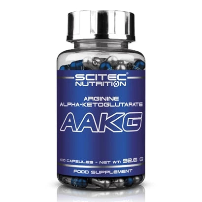 Scitec Nutrition AAKG 100 caps aminosyretilskudd i en gjennomsiktig boks med blå etikett og sølvfarget lokk.