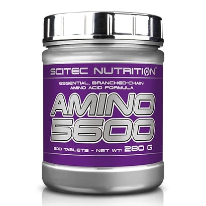 Scitec Nutrition Amino 5600 1000 tabs aminosyretilskudd i en grå boks med lilla etikett og sølvfarget lokk.