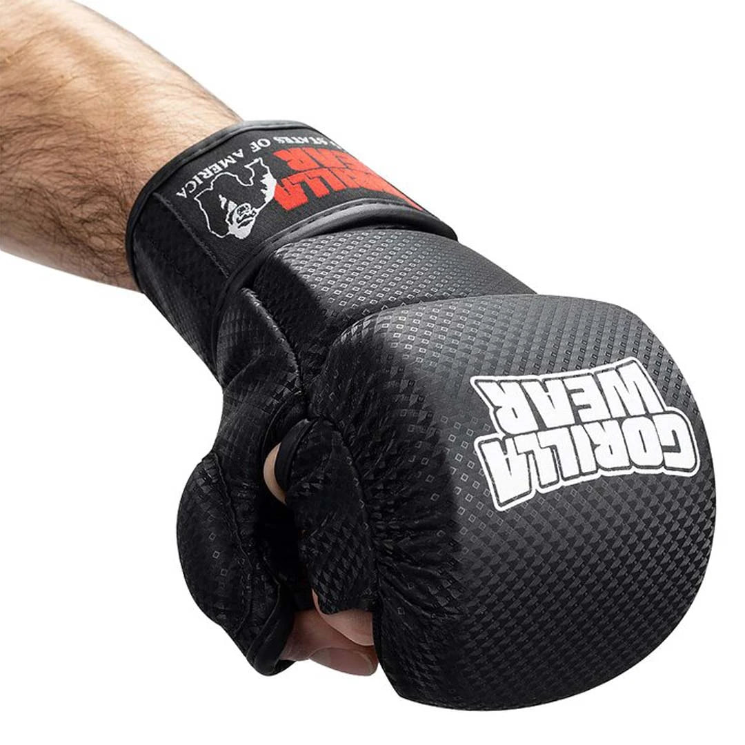 Gorilla Wear Ely MMA Sparring Gloves Black & White med karbonfiberdesign og hvit logo, båret på en hånd.