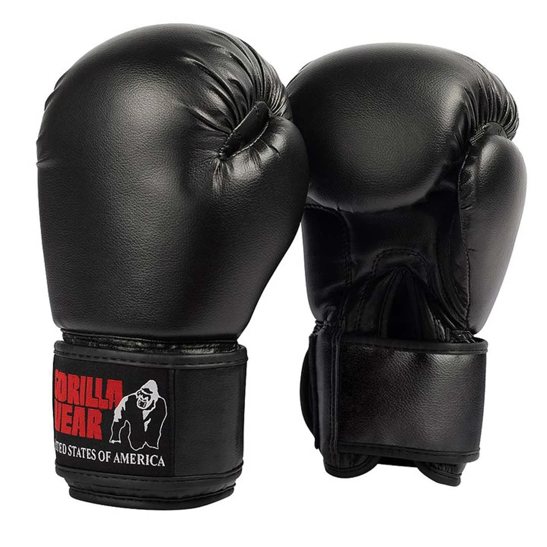 Gorilla Wear Mosby Boxing Gloves Black, et par svarte boksehansker i PU-skinn med logo på borrelåsen.