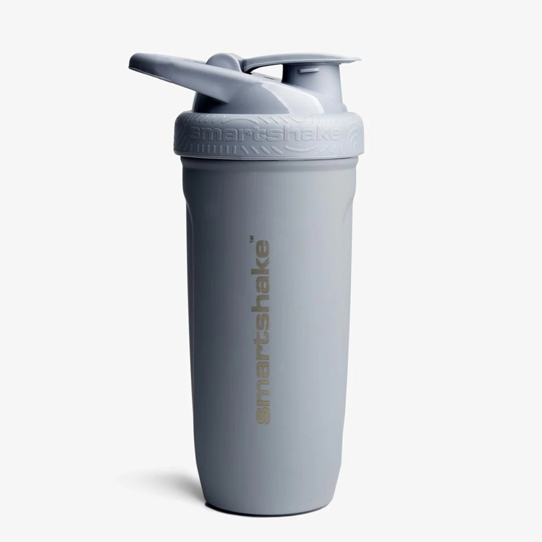 Smartshake Reforce Stainless Steel 900 ml, en slitesterk grå shaker i rustfritt stål med smidig og lekkasjefri design.