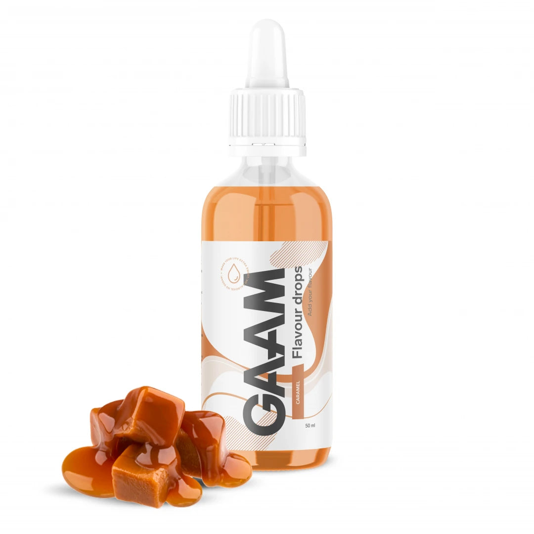 GAAM Flavour drops 50 ml i smaken Caramel, pakket i en flaske med hvit pipette ved siden av biter av myk karamell.