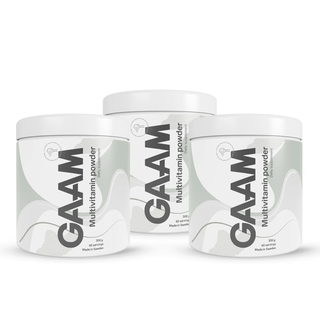 3 x GAAM Multivitamin Powder 300 g i tre hvite bokser med grå detaljer og svart tekst.