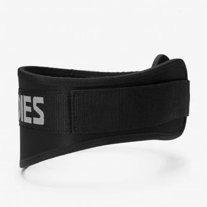 Better Bodies Basic Gym Belt Black, et svart anatomisk treningsbelte i neopren med borrelås og logo.