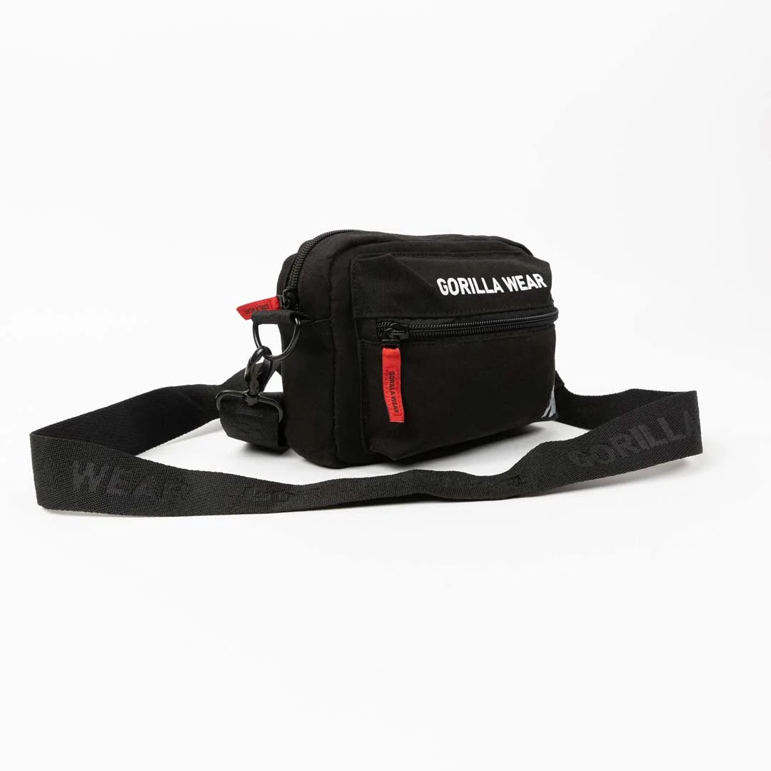 Svart Gorilla Wear Brighton Crossbody Bag Black med skulderstropp, hvite logoer og røde detaljer på glidelåser.