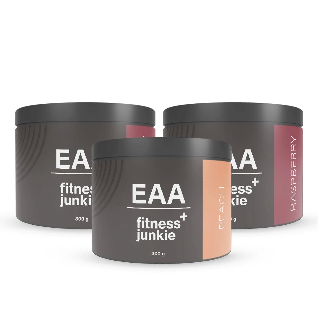 3 x fitnessjunkie EAA 300 g i tre mørkegrå bokser med fargede detaljer for smakene Peach og Raspberry.