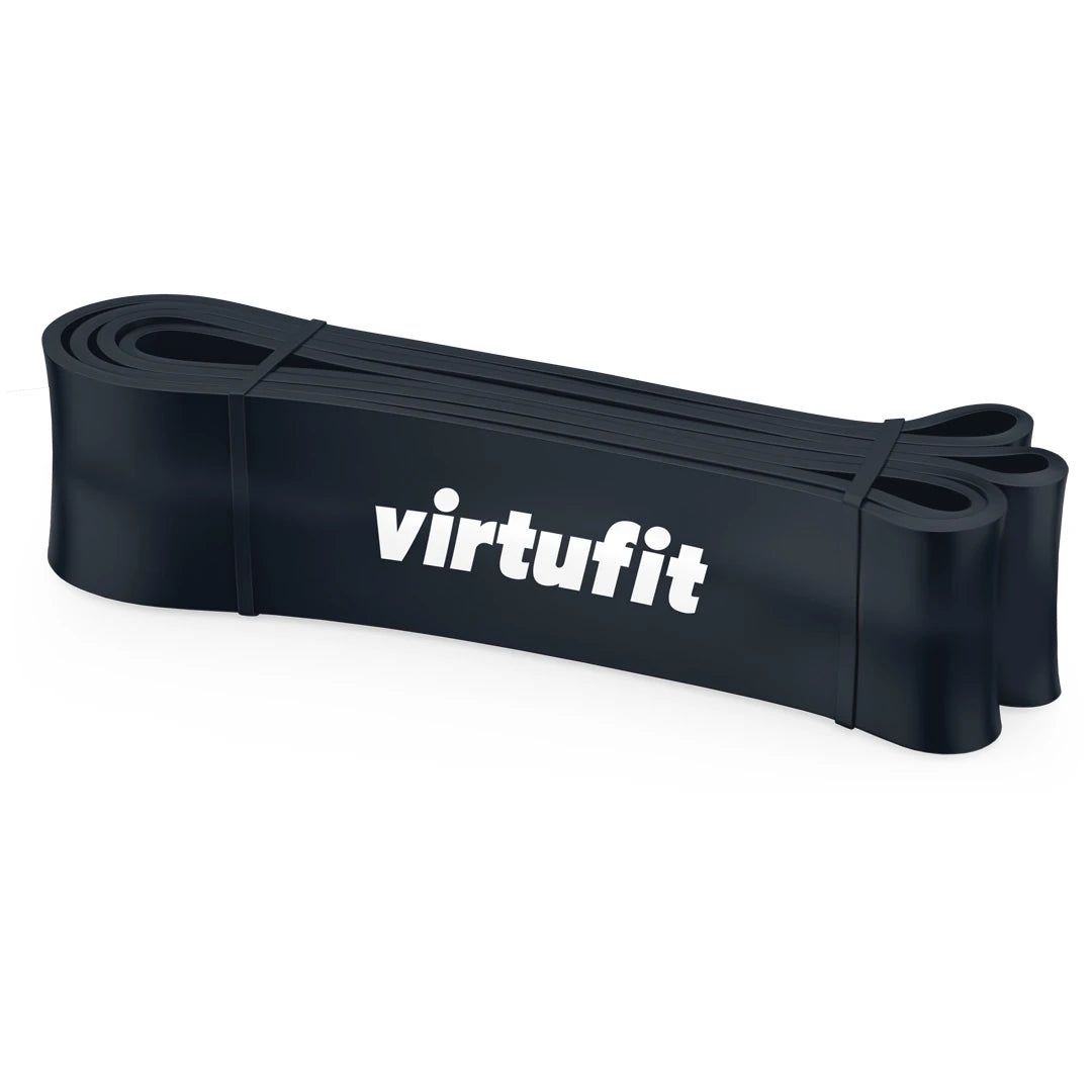 Virtufit Power Band Extra Strong, et bredt svart treningsbånd med hvit logo for fleksibel og effektiv trening.