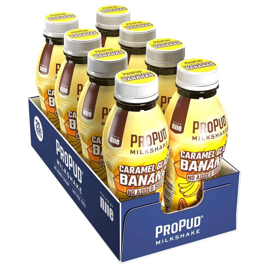 8 x NJIE ProPud Protein Milkshake 330 ml Caramel Glazed Bananas i et mørkeblått brett med gule flasker.