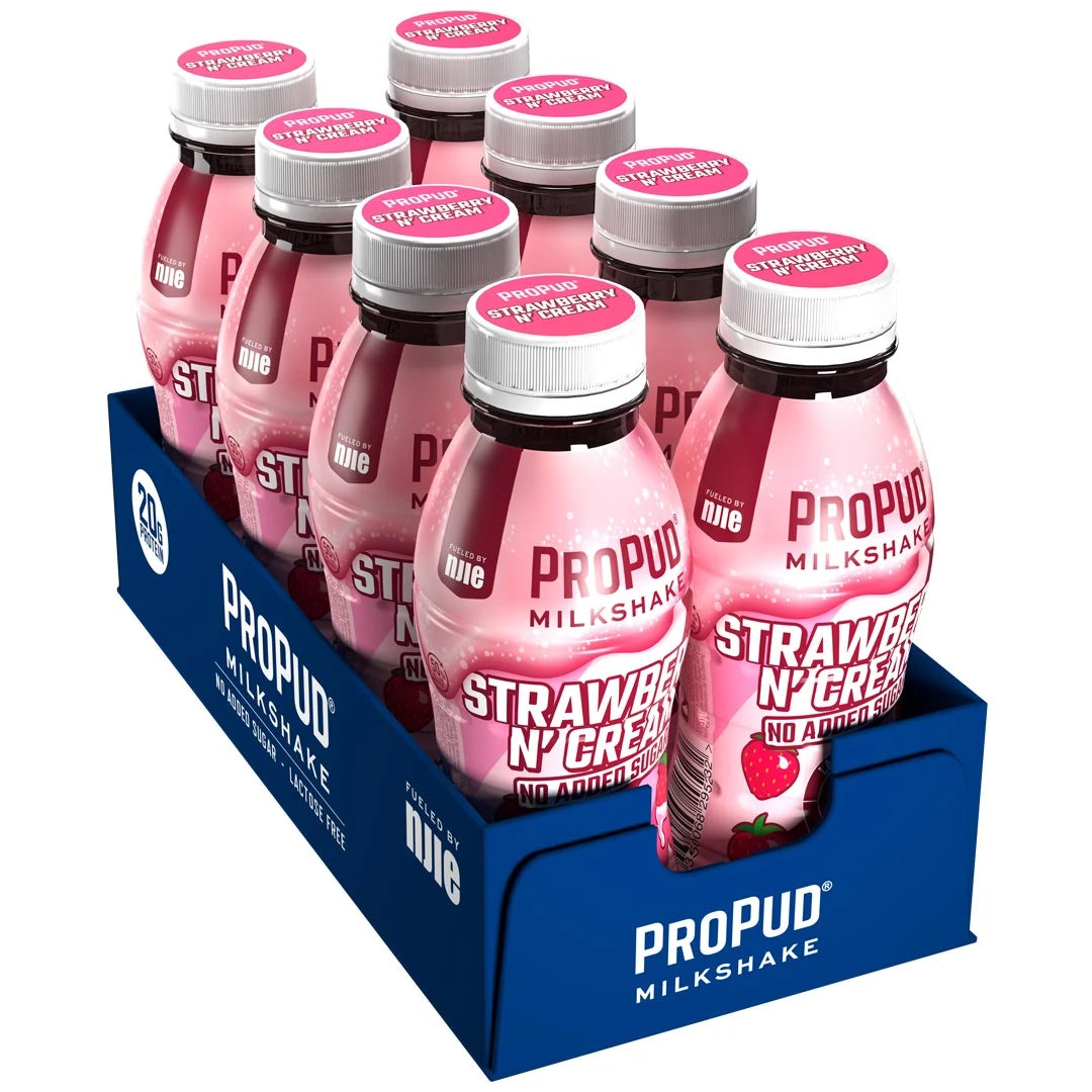 8 x NJIE ProPud Protein Milkshake 330 ml Strawberry & Cream i et mørkeblått brett med åtte rosa flasker med hvit kork.