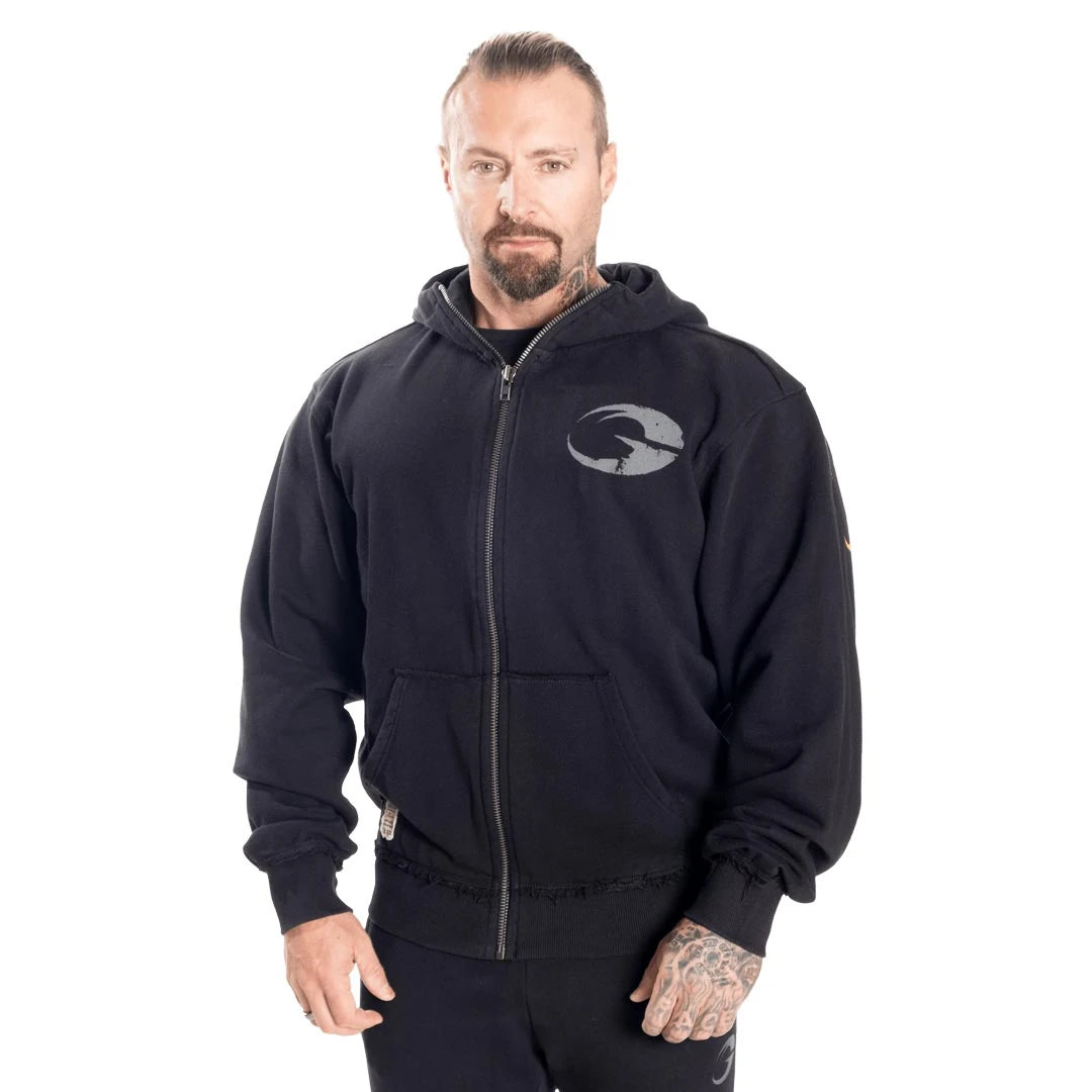 GASP Original Hoodie Black i svart bomull med glidelås, rå kanter og grå logo på brystet, båret av en modell., bilde 3 av 6