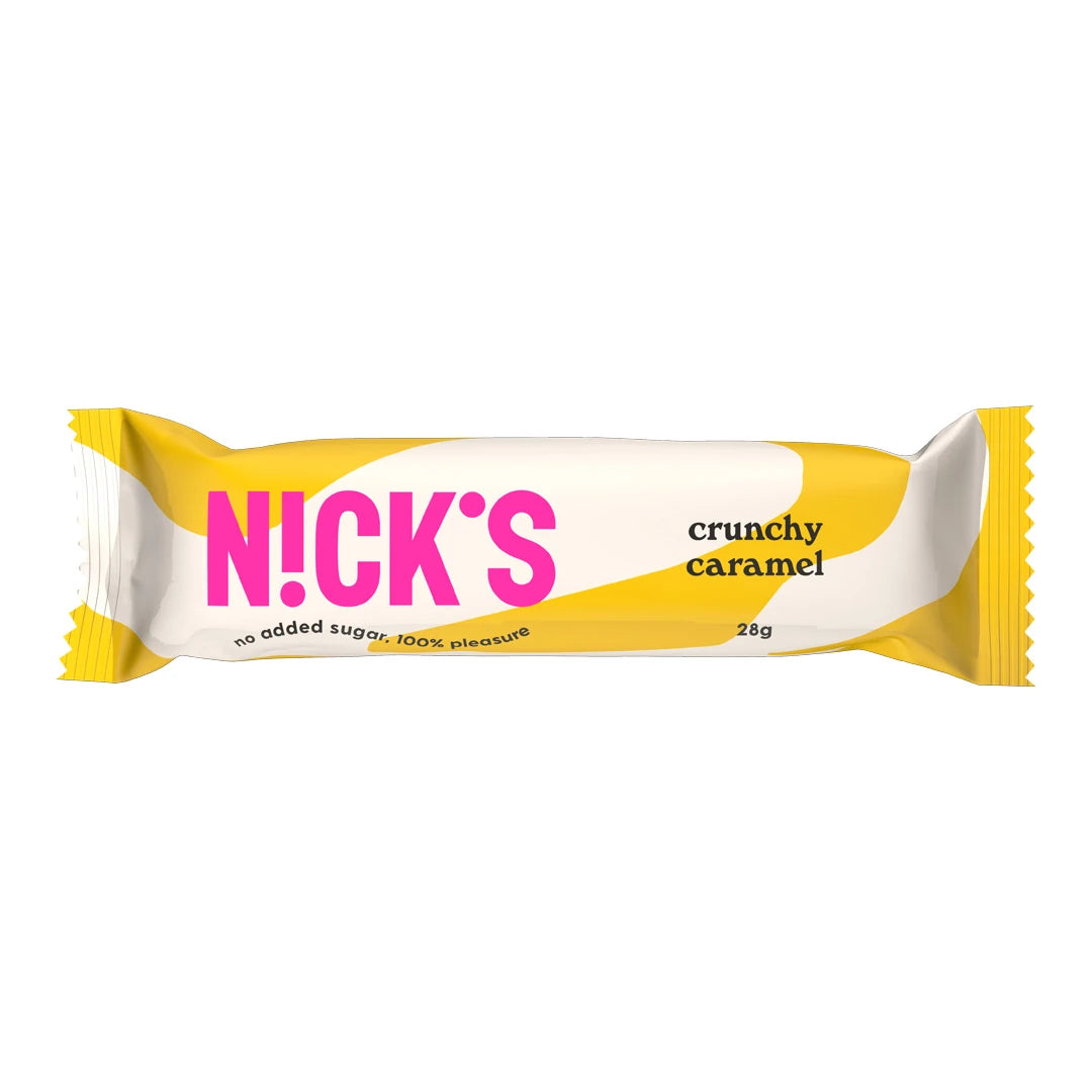 Nicks Crunchy Caramel 28 g sjokoladebar i et hvitt omslag med gule detaljer og rosa logo.
