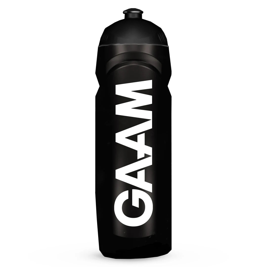 Svart GAAM Water bottle 750 ml i BPA- og DEHP-fri plast med en stor hvit logo på siden.