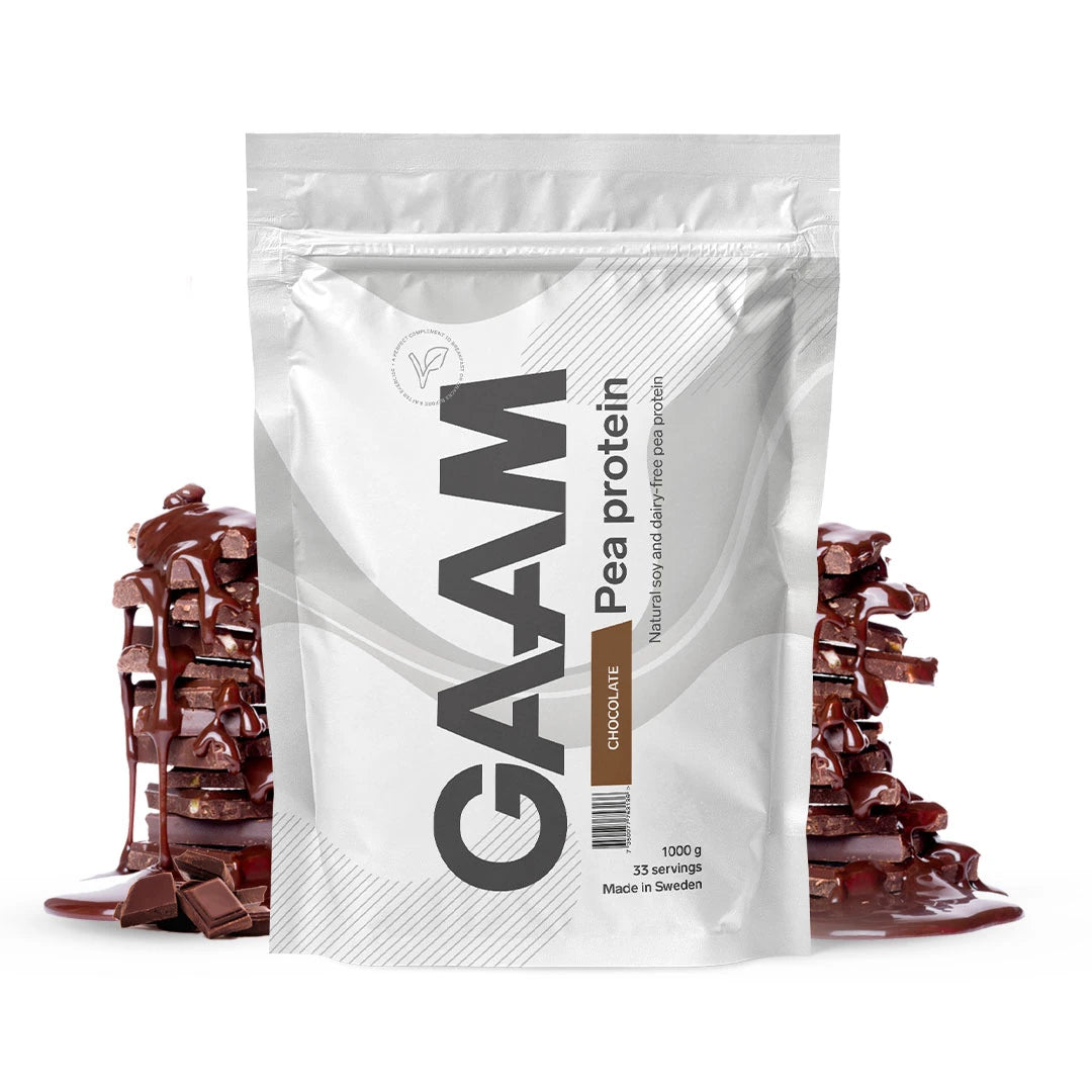 Hvit pose med GAAM Pea Protein 1 kg vegansk proteinpulver med sjokoladesmak, omgitt av sjokoladebiter.