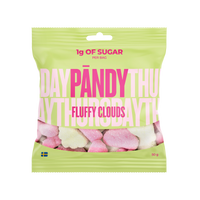 Pändy Candy 50 g Fluffy Clouds skumgodteri i en lysegrønn pose med rosa tekst for smaken markjordbær og eple.