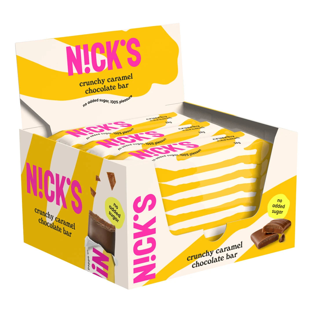 21 x Nicks Crunchy Caramel 28 g i en gul og hvit displayeske fylt med matchende sjokoladebarer., bilde 1 av 1