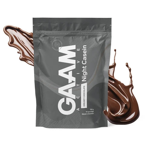 GAAM Active Night Casein 750 g kaseinprotein i en mørkegrå pose med sjokoladesprut for smaken Dreamy Chocolate.