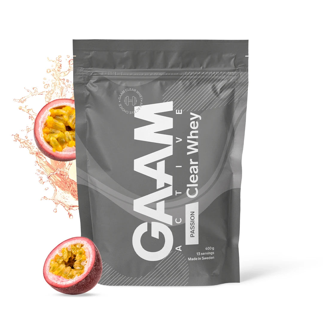GAAM Active Clear Whey 400 g proteinpulver i en mørkegrå pose med pasjonsfrukt og væskesprut i bakgrunnen.