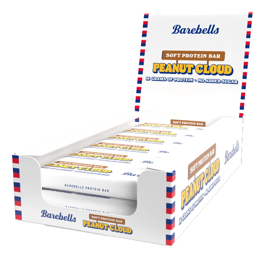 12 x Barebells Soft protein bar 55 g Peanut Cloud i en hvit displayeske med røde og blå detaljer.